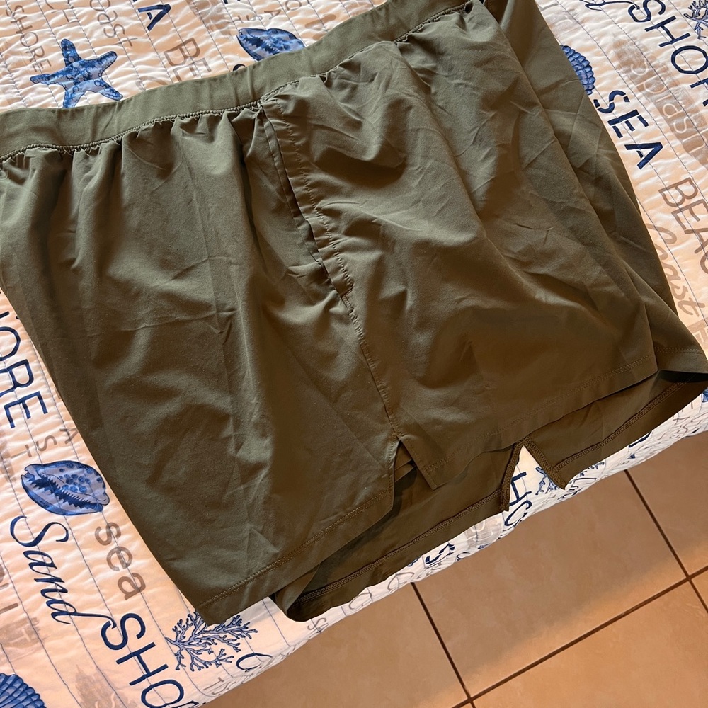 Under Armour Green Flat Front Shorts Lightweight Athletic Wear